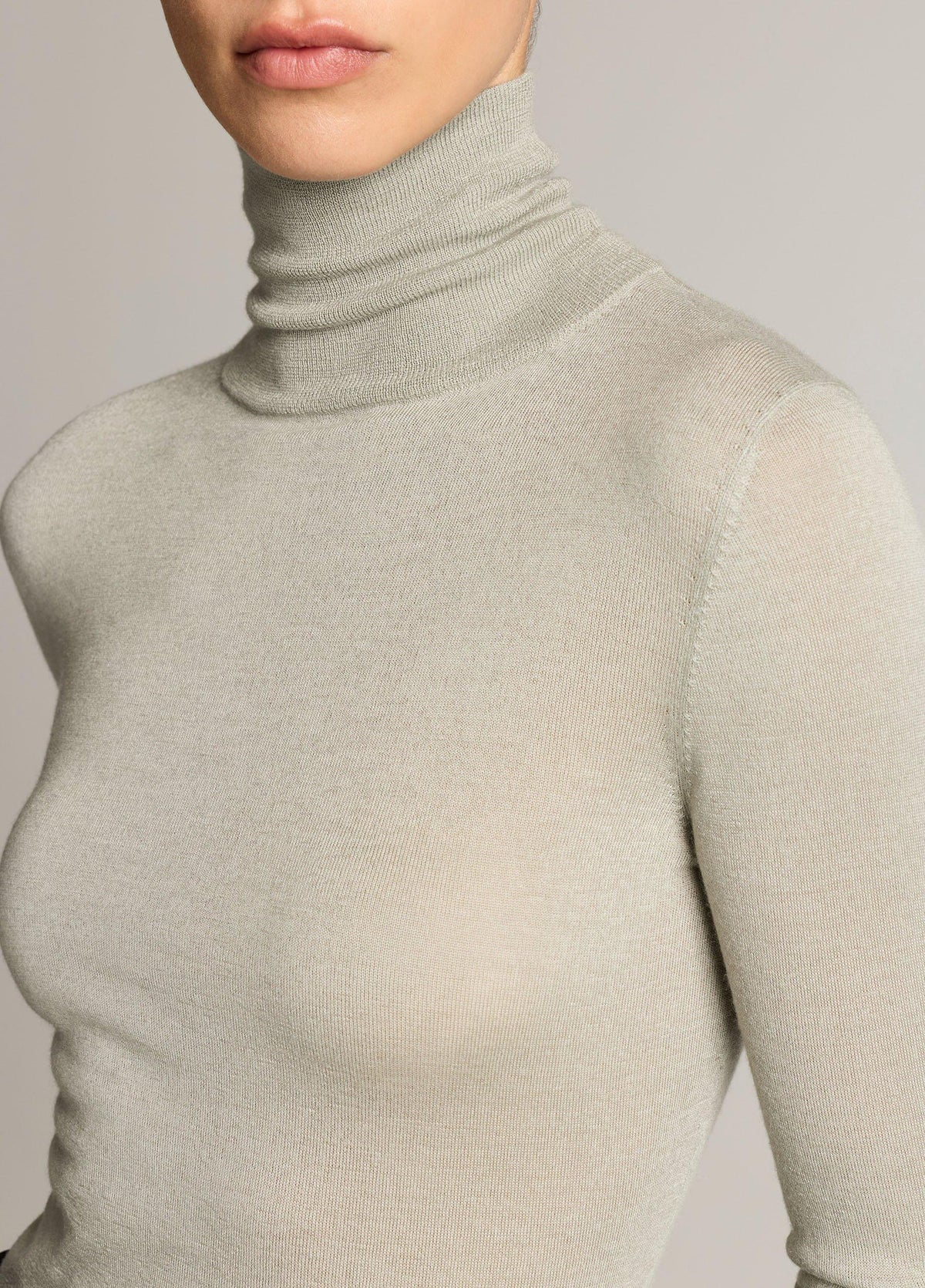 Cashmere-Silk Slim Turtleneck Sweater - US 6529