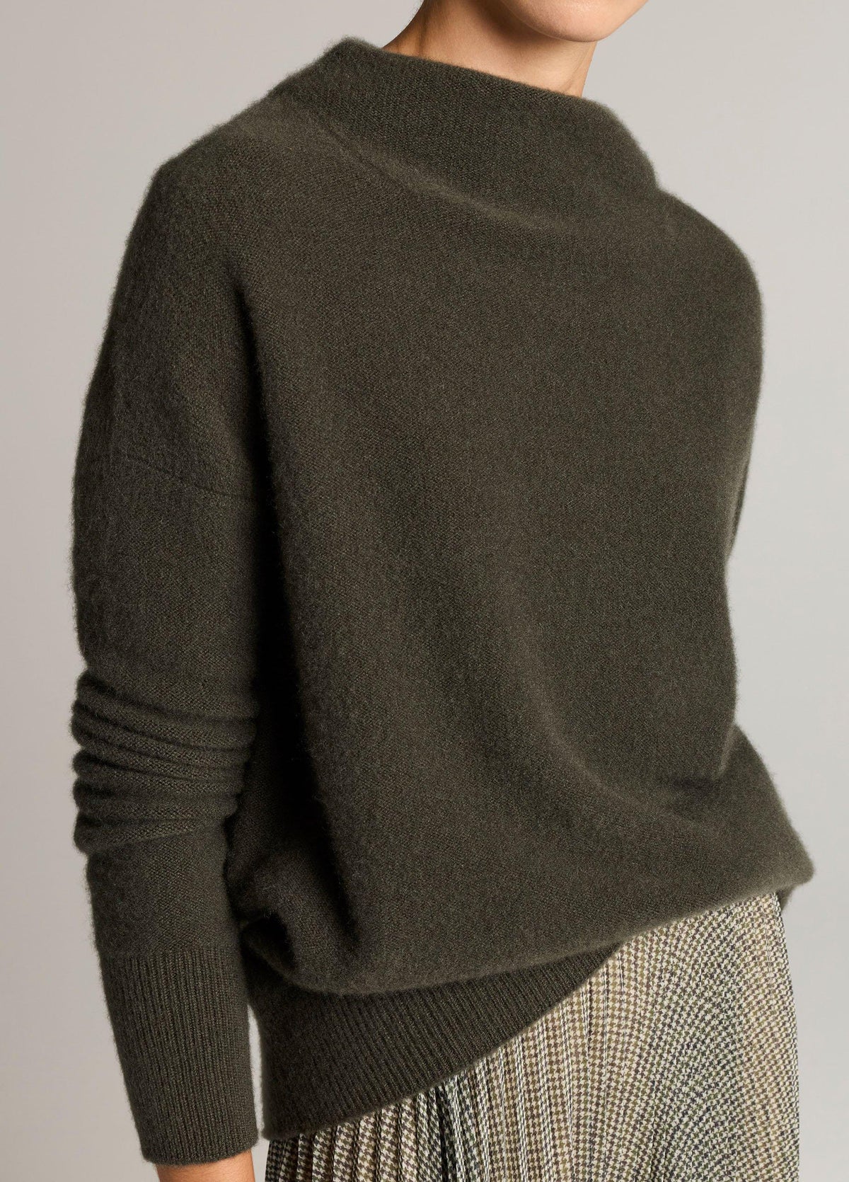Plush Cashmere Funnel-Neck Sweater - US 9487