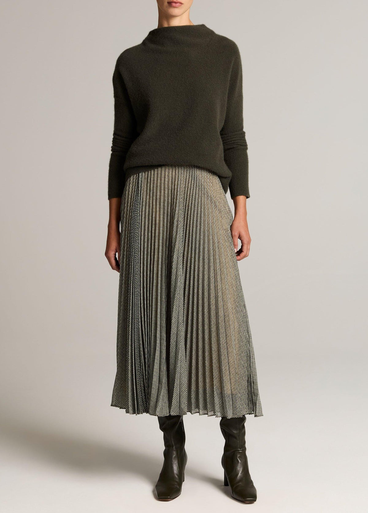 Plush Cashmere Funnel-Neck Sweater - US 9487