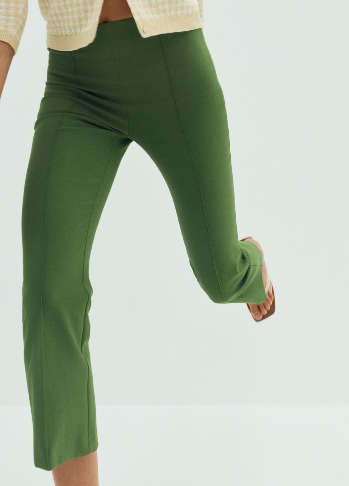 Niki Mid-Rise Pintuck Crop Flare Pant - US 5982